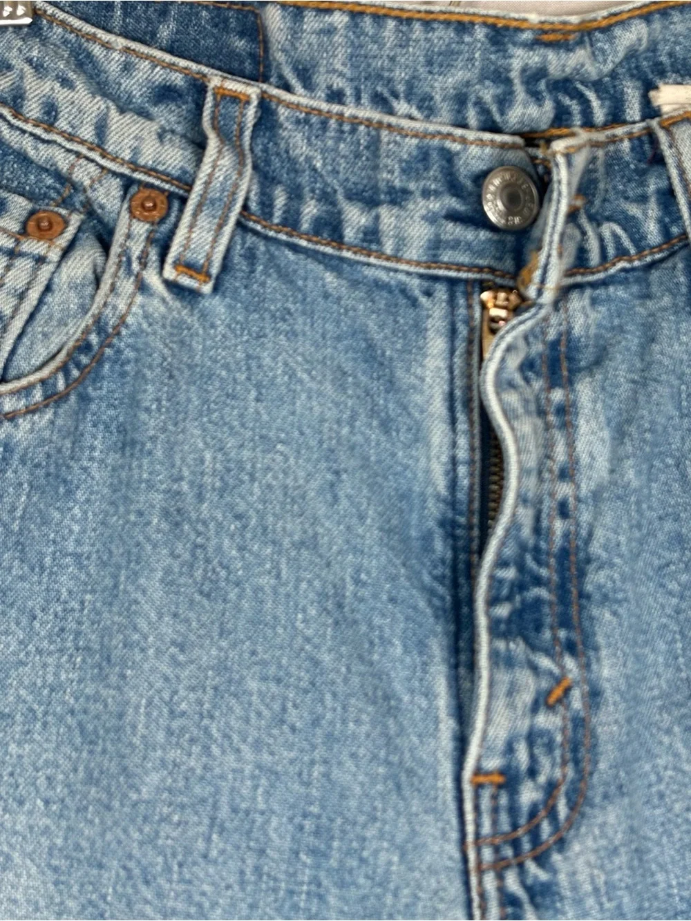 Vintage 90s Levi’s 565 Wide Leg Light Wash Jeans 30x29